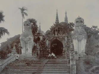 Shwedagon-pagoden i Rangoon, Burma, ca. 1860 (albumtrykk)